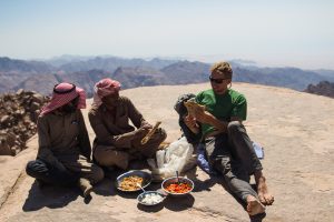 Dave Lucas makes time for lunch on expedition in the Sinai desert © Secret Compass